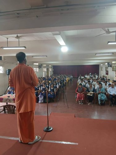 Visit of Chinmay Mission Swami Sughoshanand to the School (4)