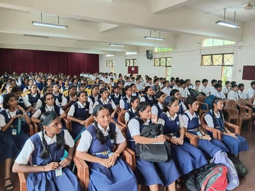 Visit of Chinmay Mission Swami Sughoshanand to the School (7)